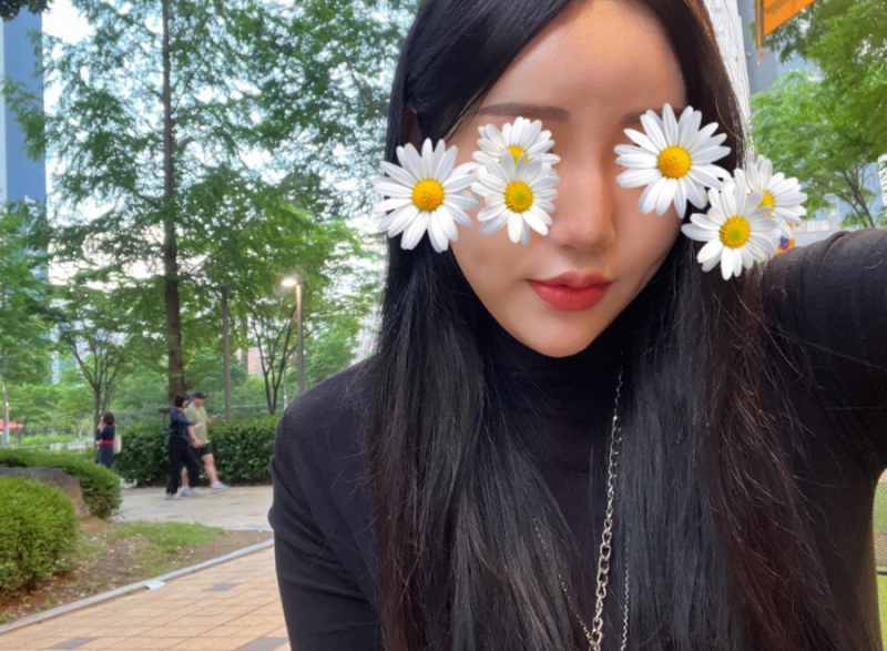 울퉁불퉁해 신경 쓰이던 코를 코원성형외과에서 낮은코와 매부리코교정으로 매끄럽게 만들었어요!