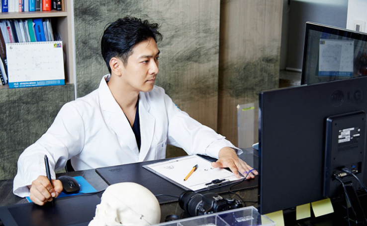 Q. 남자눈코성형 관심있는데 남자 코 성형 외과 어디가 좋을까요?