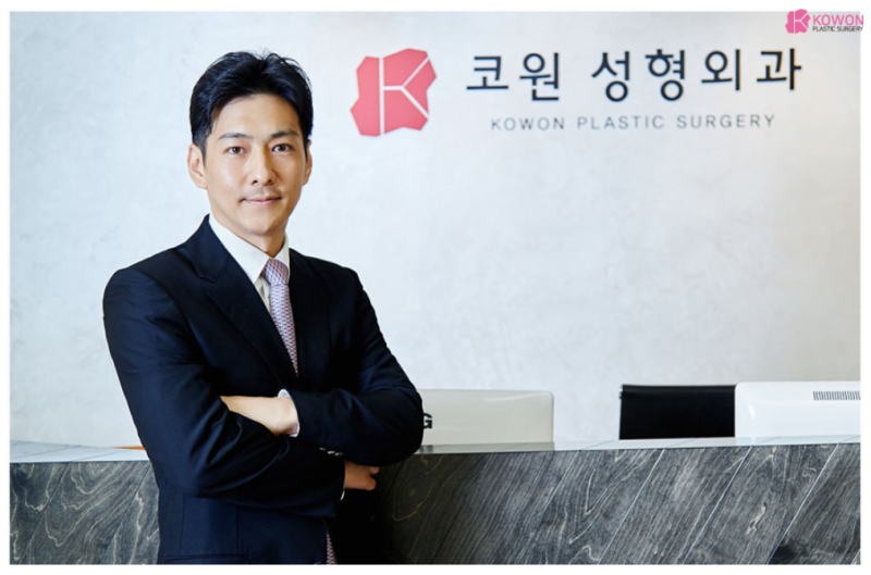 매부리코성형으로 심하게 휜 콧대와 코끝 처짐을 동시에 개선한 코원성형외과 사례 사진 5